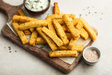 frites de polenta aux herbes accompagnées de sauce au yaourt et ciboulette