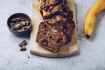 cake fait maison banana bread à la banane et pépites de chocolat