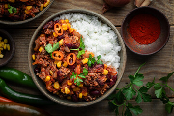 chili con carne haricots maïs et piment accompagné de riz