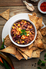 chili con carne haricots maïs et piment accompagné de tortillas chips croustillantes