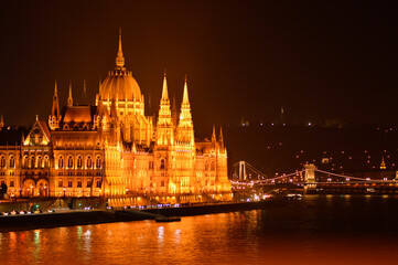 Obraz premium Hungary's Parliament building in Budapest by the Danube river