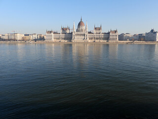 Obraz premium Hungary's Parliament building in Budapest by the Danube river
