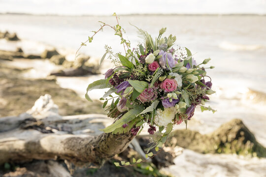 Romantischer Blumenstrau&szlig; am Meer &ndash; Nat&uuml;rliche Eleganz und maritime Atmosph&auml;re