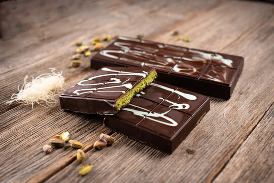 Dubai chocolate bars with pistachio filling and white chocolate drizzle