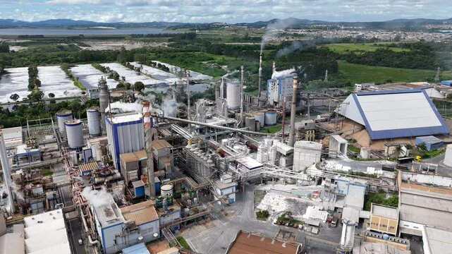 V&iacute;deo de uma planta industrial de uma f&aacute;brica de papel e celulose, mostrando o processo de produ&ccedil;&atilde;o, equipamentos, m&aacute;quinas em opera&ccedil;&atilde;o e a infraestrutura da ind&uacute;stria em funcionamento