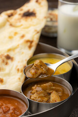 スプーンですくったチキンカレー