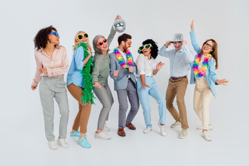 Obraz premium Diverse group of colleagues in vibrant costumes enjoying a celebration in an office environment with a neutral gray background
