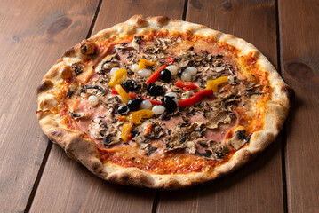 Classica pizza quattro stagioni su fondo di legno, cibo italiano 