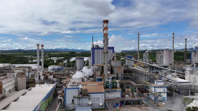 V&iacute;deo em 4K mostrando a emiss&atilde;o de fuma&ccedil;as e poluentes em uma f&aacute;brica de papel e celulose, destacando o impacto ambiental da ind&uacute;stria e as chamin&eacute;s liberando gases poluentes no ar