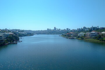 Naklejka premium The view of the Brisbane River from a still image pointed at St Lucia matches the drone footage