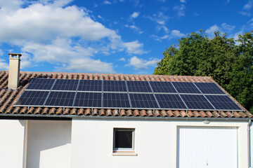 Fototapeta premium Panneaux solaire sur le toit de la maison