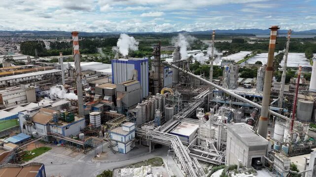 A&eacute;rea de uma planta industrial de uma ind&uacute;stria de papel e celulose em Suzano, SP, Brasil