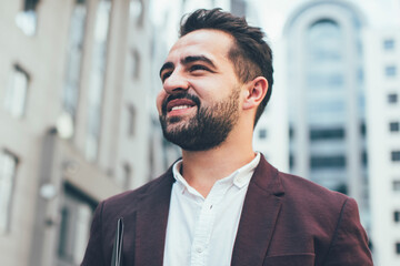 Naklejka premium Smiling successful entrepreneur spending time in street