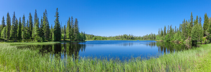 Bergsee vor dem Gipfel Luosto iim Nationalpark Pyhä-Luostoin  Finnland