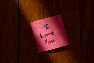 Post-it avec le mot I love you écrit dessus 