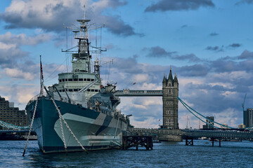 Obraz premium HMS Belfast and Tower Bridge on River Thames