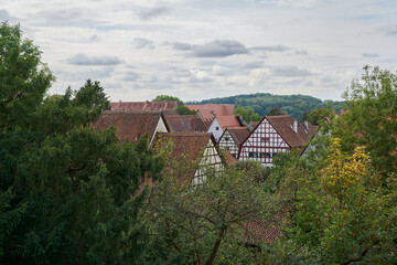 Blick von der alten Stadtmauer auf liebevoll saniert Fachwerkhäuser in Rothenburg ob der Tauber in Deutschland 