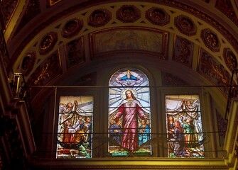 Vetrata con immagini sacre