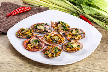 Baked scallops with scalion oil