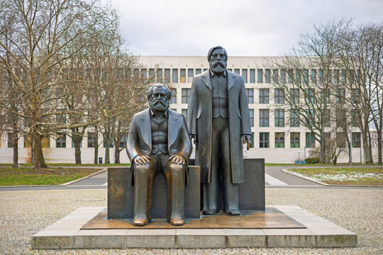 Berlin, 12.01.2025: Bronzestatue von Karl Marx und Friedrich Engels in Berlin Mitte in der N&auml;he des Alexanderplatzes und des Berliner Doms