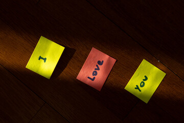 Post-it avec le mot I love you écrit dessus 