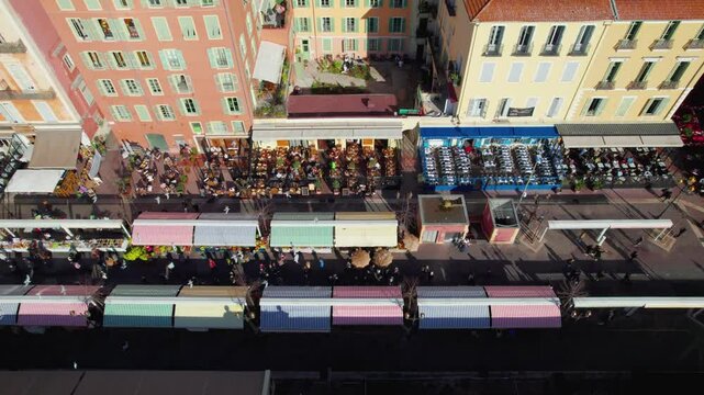 Vue d'un drone sur le c&eacute;l&egrave;bre cours Saleya, un march&eacute; m&eacute;diterran&eacute;en typique de Nice, France.