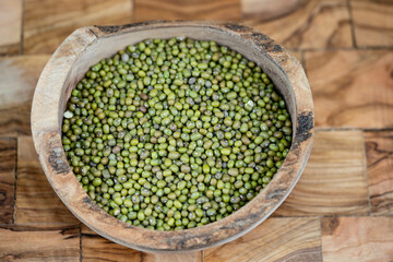 Mungobohnen Vigna radiata auf Olivenholz