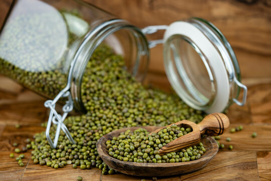 Mungobohnen Vigna radiata auf Olivenholz