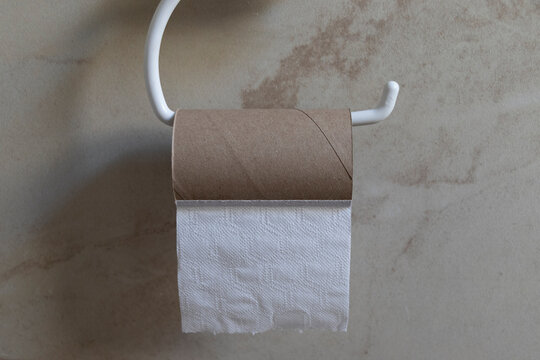 rollo de papel higi&eacute;nico vac&iacute;o con la ultima hoja colgando