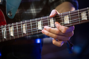 Dettaglio chitarrista che fa accordi