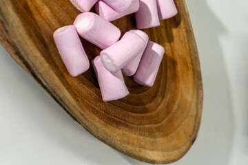 Wooden tray with pink marshmallows, perfect for cozy, sweet moments and food-related themes. Ideal for dessert, party, and confectionery photography.