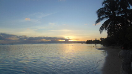 Le soleil se couche sur la mer
