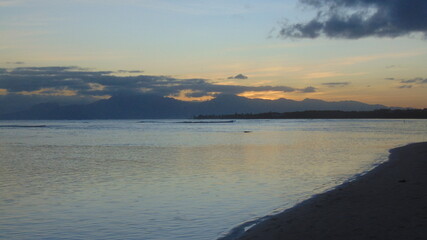 Le soleil se couche sur la mer