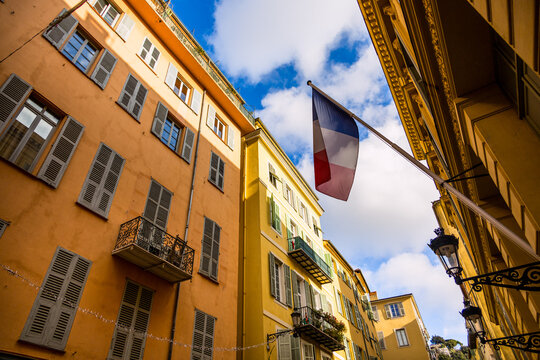 Fototapeta Dans les rues de la vieille ville de Nice en France