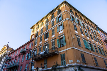Fototapeta premium Dans les rues de la vieille ville de Nice en France