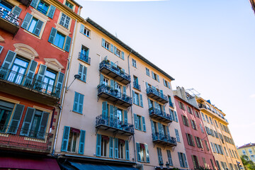 Naklejka premium Dans les rues de la vieille ville de Nice en France