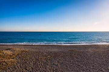 La plage et La Promenade des Anglais à Nice en France