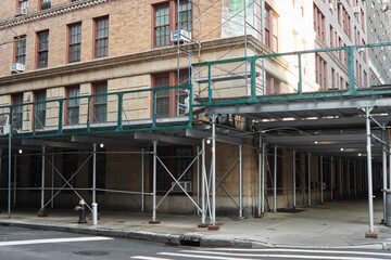 Naklejka premium scaffolding surrounding a pre-war residential apartment building on the uppwer west side of Manhattan, New York