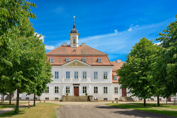 Das denkmalgeschützte "Landstallmeisterhaus", ein klassizistischer Schmuckbau und zentrales Verwaltungsgebäude des "Brandenburgischen Haupt- und Landgestüts" in Neustadt (Dosse) - Ansicht von Westen