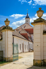 Mit antikisierenden Vasen geschmücktes nordöstliches Eingangstor zum 