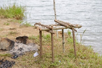 Mesa artes&atilde; feita na beirada de uma lagoa estilo antiga de indios da regi&atilde;o.