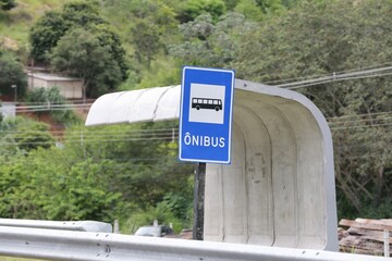 Placa de onibus e o fundo do ponto de passageiro para utilizar na cor azul e desenho indicando.