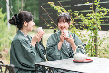 旅館・温泉旅館に女子旅に来た若いアジア人女性（旅行・トラベル）
