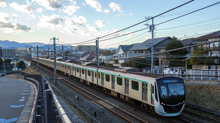 郊外の住宅街を走る電車