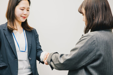 握手を交わす　ビジネスシーン
two people shaking hands