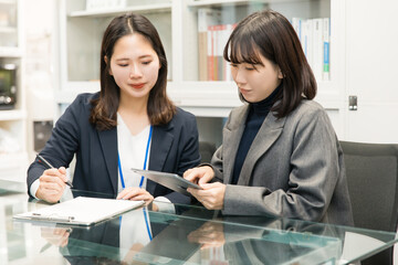 business people working together in office
オフィスで一緒に働く女性達