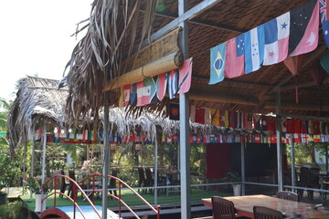 世界の国旗がついた木造のテント