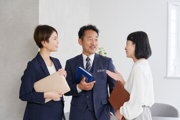 オフィスで会話するビジネスウーマンとビジネスマン