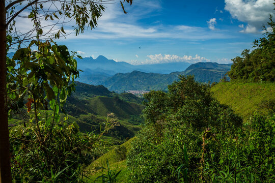 Farallones y pueblo Jard&iacute;n