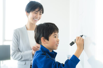 Fototapeta premium 教室で授業を受ける小学生 撮影協力：学校法人電波学園 東京電子専門学校